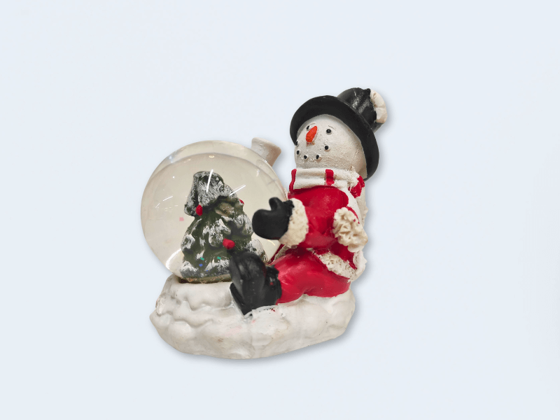 Figura solidaria de bola de nieve con muñeco de nieve