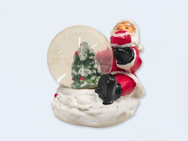 Figura solidaria de bola de nieve con papa noel