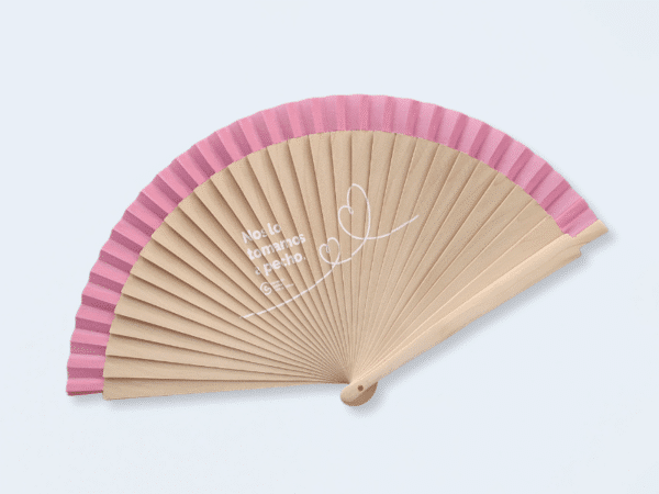 Abanico solidario de madera rosa desplegado