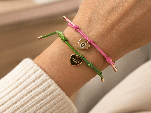 Pulsera de cuero con medalla corazón