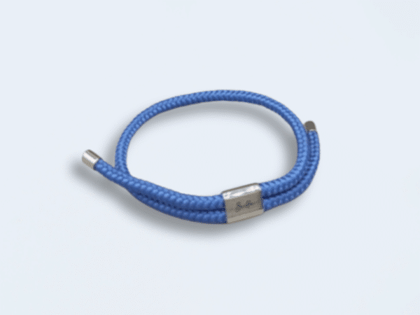 Pulsera solidaria de cordón azul