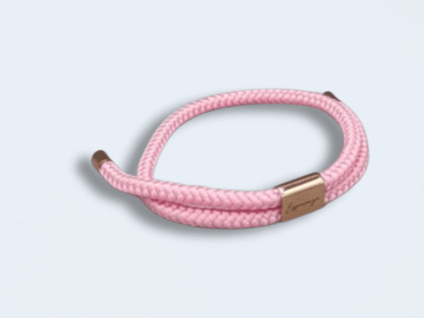 Pulsera solidaria de cordón rosa