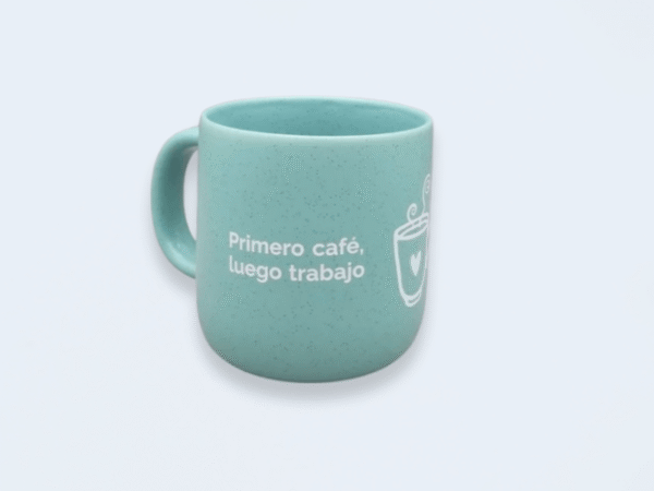Taza solidaria azul vista de frente